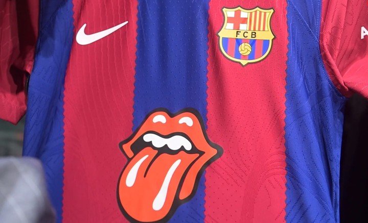 La lengua de los Stones en el pecho de la camiseta blaugrana.
(Mundo Deportivo) 