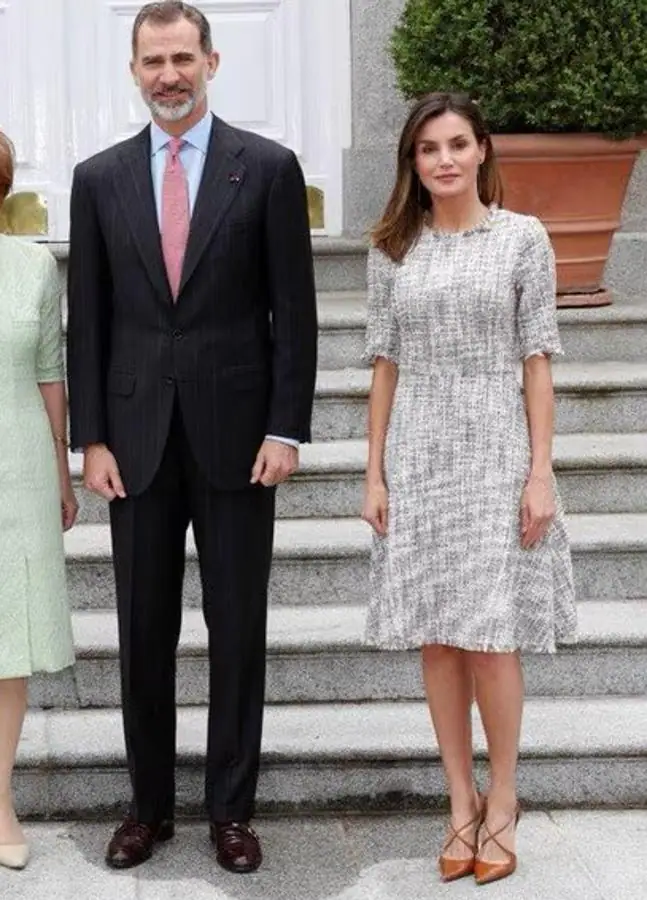 Letizia en 2018 con un vestido de tweed de corte similar al que ha llevado en la entrega del Premio Cervantes 2023.