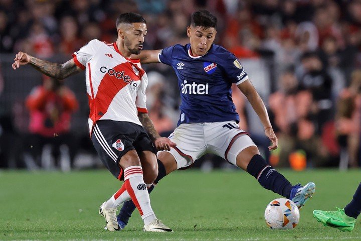 Uno de los toques de calidad de Lanzini en el 2-0 contra Nacional por la Libertadores. EFE/ Juan Ignacio Roncoroni