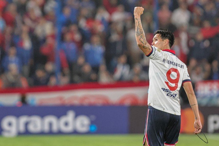 Rubén Bentancourt, la carta goleadora del Bolso. EFE.