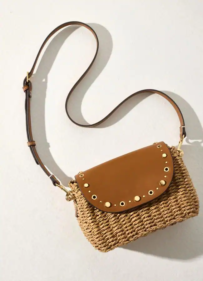 Bolso bandolera con tachuelas y detalle de rafia de Parfois (23,99 euros).