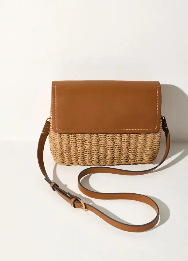 Bolso bandolera efecto rafia con detalle de solapa en piel de Parfois (25,99 euros).