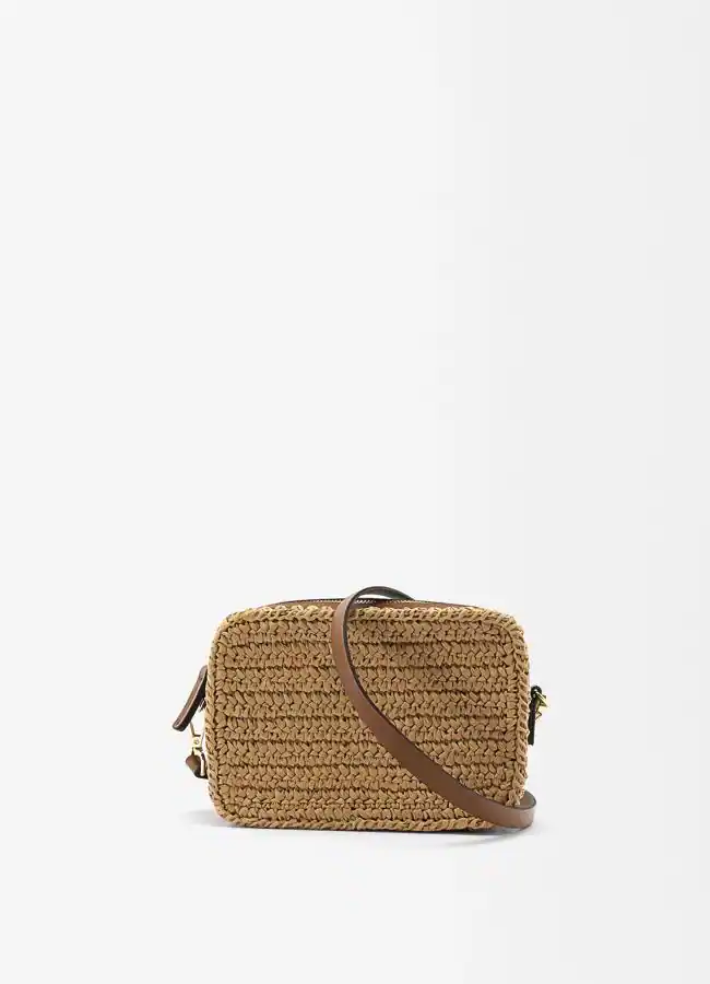 Bolso bandolera efecto rafia de Parfois (23,99 euros).