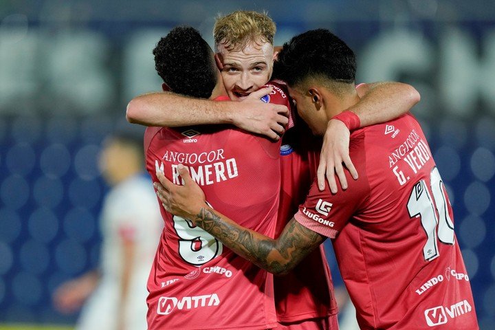 Romero se abraza con Gondou y Verón. (AP)