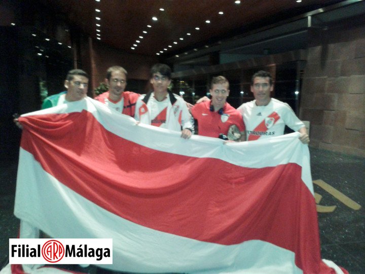 Muniain posando con la bandera de River.