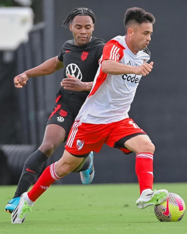 La última imagen del Pity Martínez con una pelota, en el amistoso de pretemporada en el que se lesionó (Prensa River).