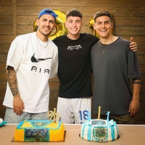 Soulé cumplió años: una torta particular y con dos campeones del mundo entre los invitados