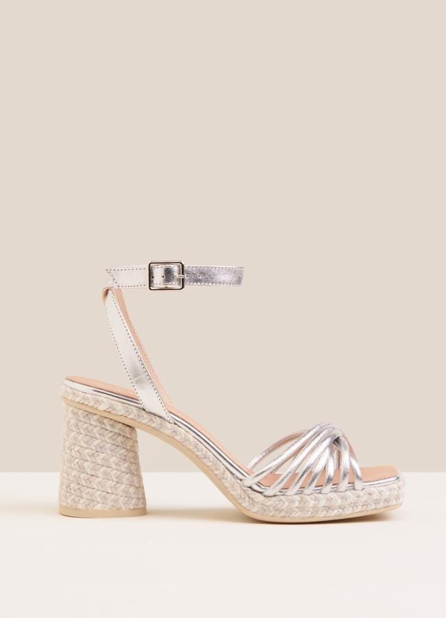 Sandalias con tacón de yute en piel con detalle multitiras de Gaimo, 95 euros.