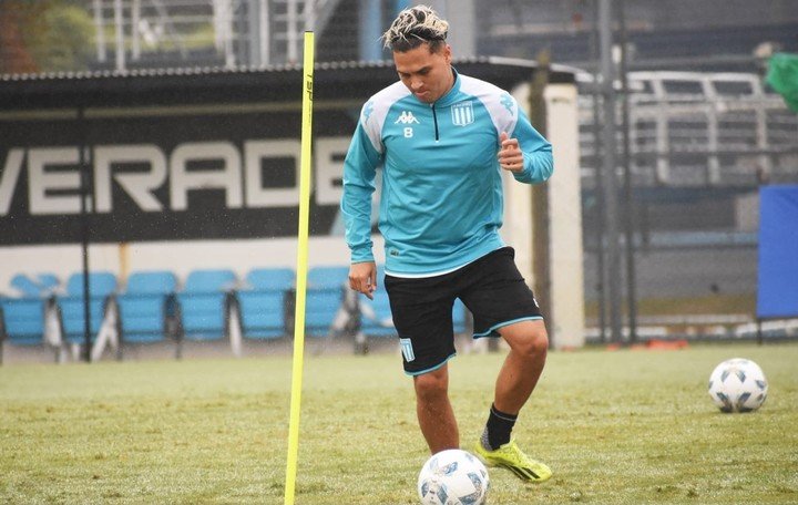 Juanfer Quintero viajó de nuevo a Colombia por problemas familiares de salud. Foto: @racingclub