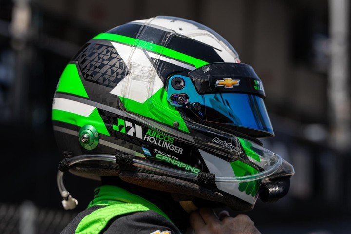 Canapino con el casco puesto