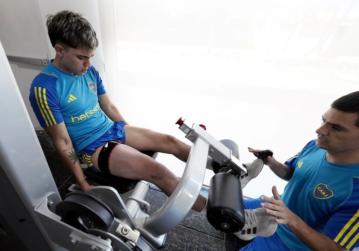 Zeballos sigue recuperandose de su lesión. (Prensa Boca)