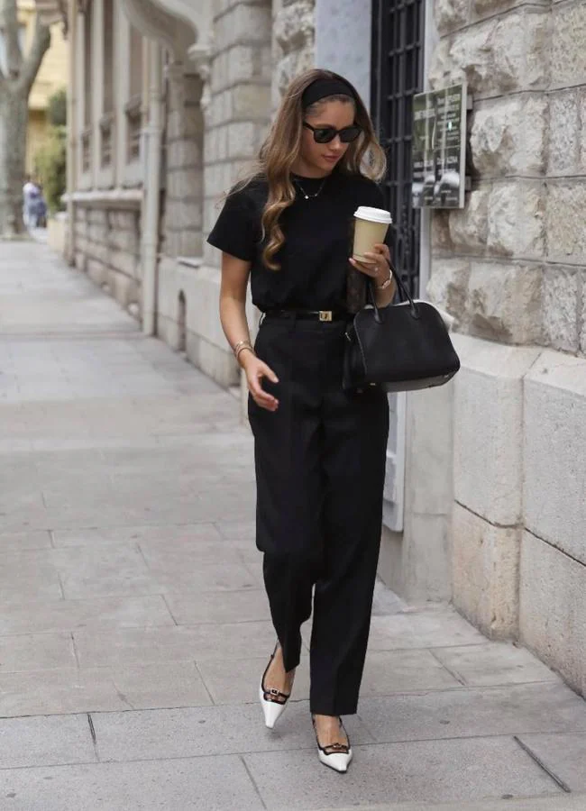 Influencer con look de oficina de básicos en negro/@lovisabarkman
