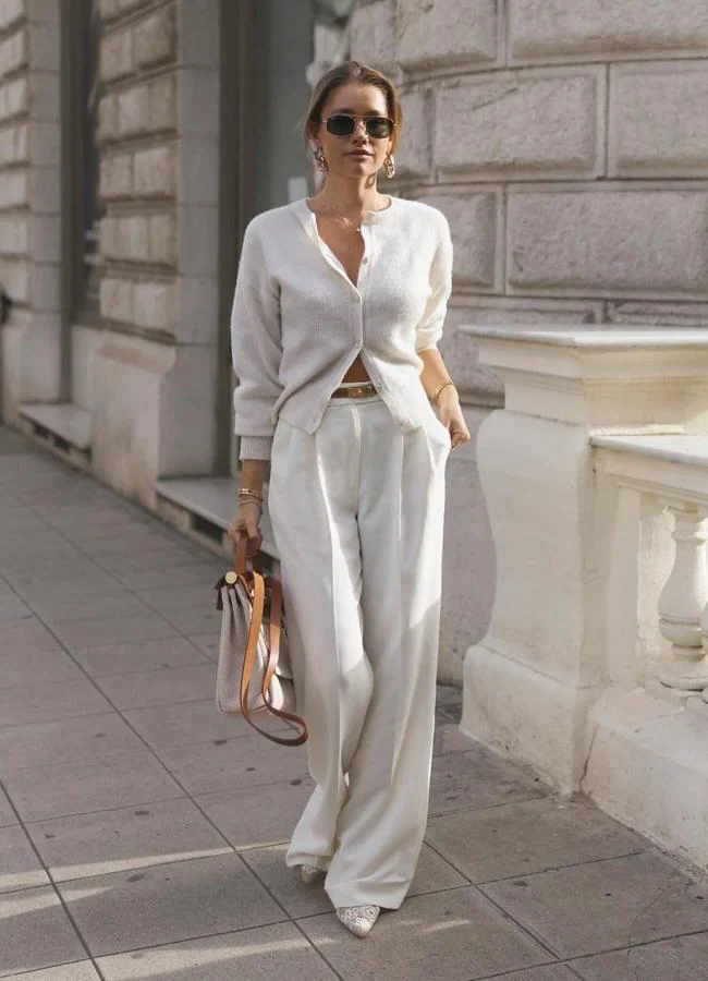 Influencer con look estilo Old Money en blanco/@lovisabarkman