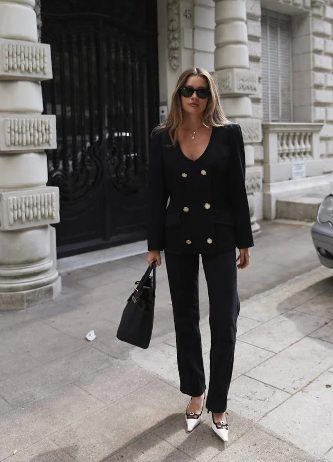 Influencer con traje negro elegante/@lovisabarkman