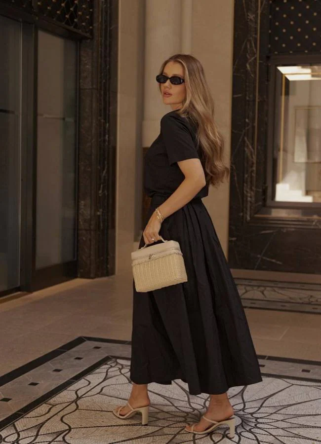 Influencer con total look negro con falda de vuelo/@lovisabarkman