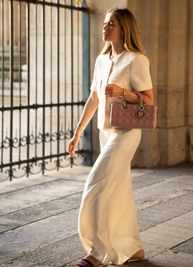 Influencer con look neutro con falda larga blanca/@lovisabarkman