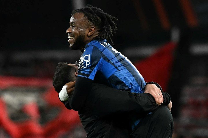 Ademola Lookman, autor de los tres goles que le dieron el título al Atalanta. (AFP)