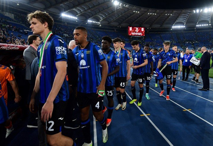 Los jugadores al recibir la medalla del subcampeonato en la derrota con Juventus (Foto: Reuters). 