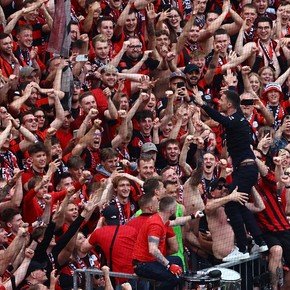 Bayer Leverkusen, primer campeón invicto de la Bundesliga y Xabi Alonso lo festejó en la tribuna