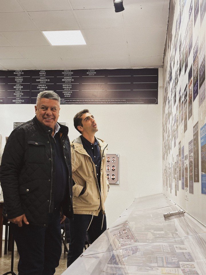 Chiqui Tapia junto a Mateo Madagán, el presidente de Quilmes, durante su visita a la sede del club. (Foto: Prensa Quilmes)