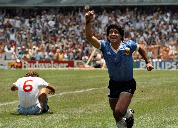 Diego festejando el segundo gol ante Inglaterra, de fondo, un frustrado Terry Butcher.