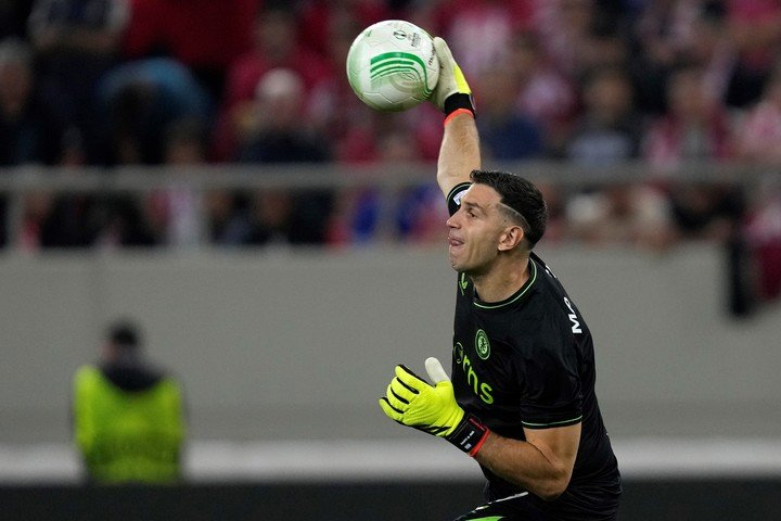 Dibu Martínez volvió a la titularidad en Aston Villa (AP).