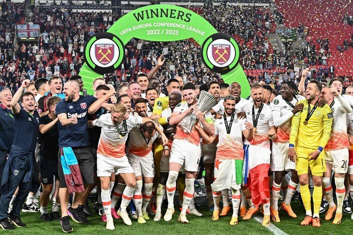 El West Ham fue campeón invicto en la cara de la Fiorentina, que ahora quiere ocupar ese lugar.