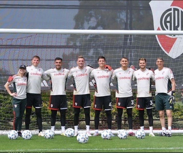 Jeremías Martinet con los arqueros de River (Prensa River).