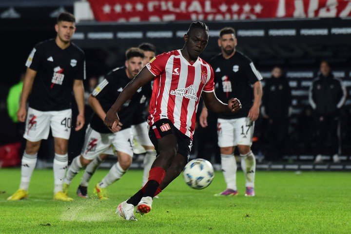 Edwin Cetré, una de las claves de Estudiantes para ganar ante Huachipato. (Foto: Ignacio Amiconi/Fotobaires).