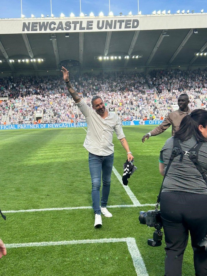 El actual manager de Almagro recibió la ovación de los Geordies.