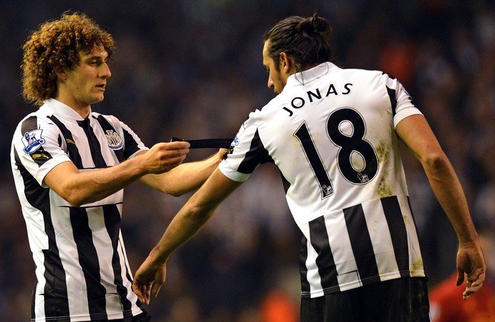 Emotivo momento: en 2015, Jonás volvió a jugar tras superar el cáncer y su amigo Coloccini le cedió la cinta de capitán. (AFP PHOTO/PAUL ELLIS)