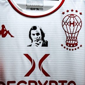Huracán homenajeó a Menotti: parche en la camiseta y recuerdo del 73