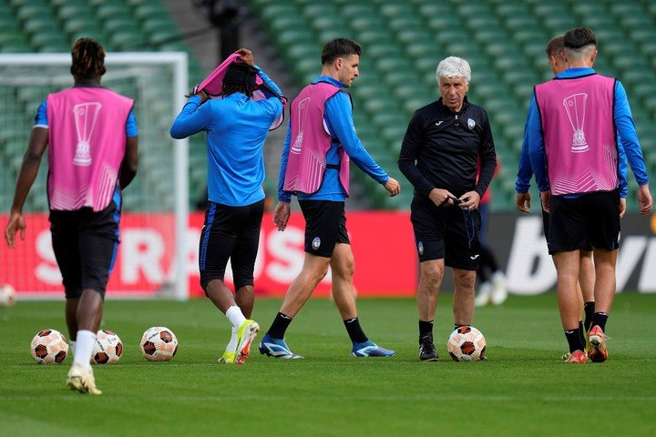 El DT Gasperini charla con sus dirigidos (AFP). 