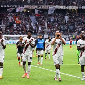 El Leverkusen de Hincapié goleó al Eintracht de Pacho en duelo de ecuatorianos