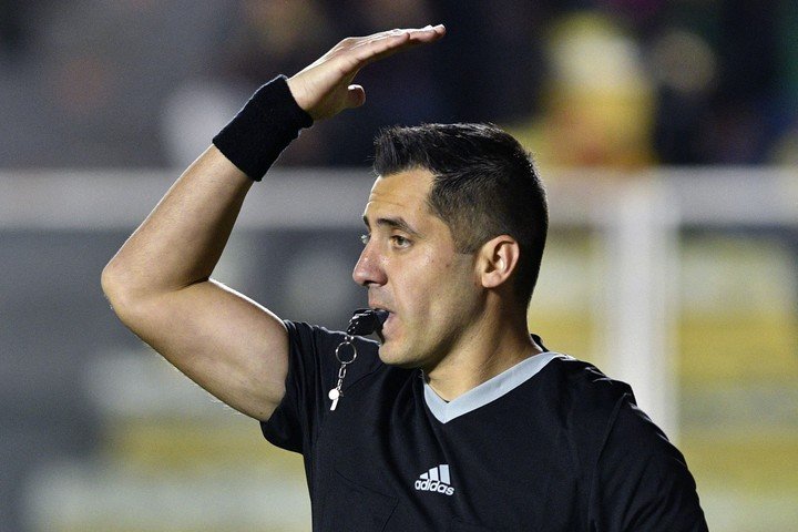 Boca pelea por el primer puesto con el chileno en el arbitraje.