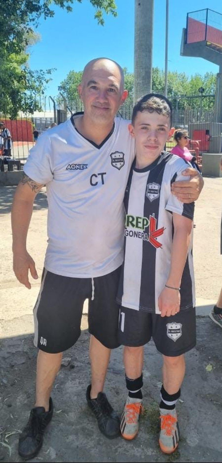 Mateo Apolonio junto a Alan Fochile, su entrenador en la novena.