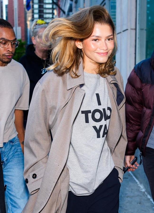 Zendaya con camiseta gris de Loewe y eslogan 'I Told Ya'. Foto: Getty.