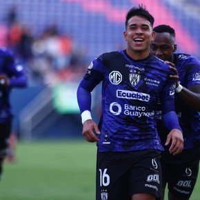 Video: Kendry Páez cumplió años y se autoregaló un golazo