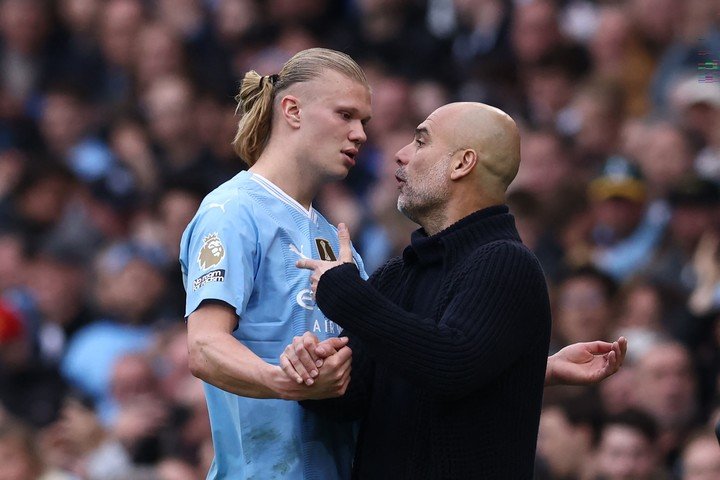 Haaland se queja ante Guardiola (AFP).