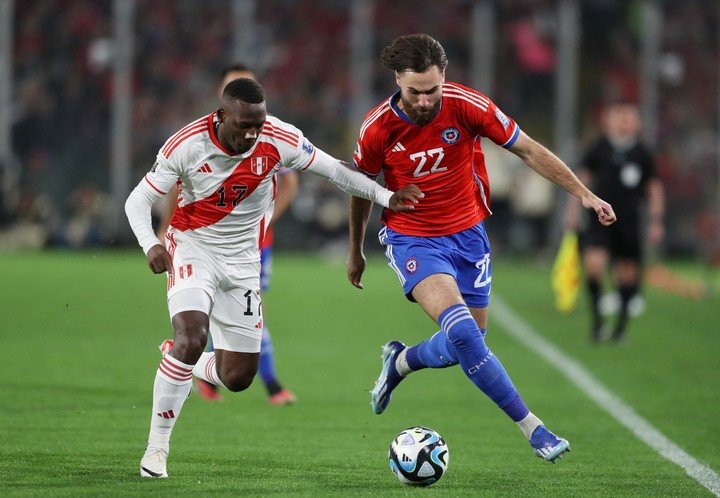 Advíncula contra Ben Brereton en el partido vs. Chile.