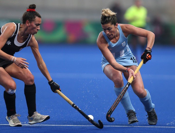 Agustina Albertario con las Leonas. (AFP)