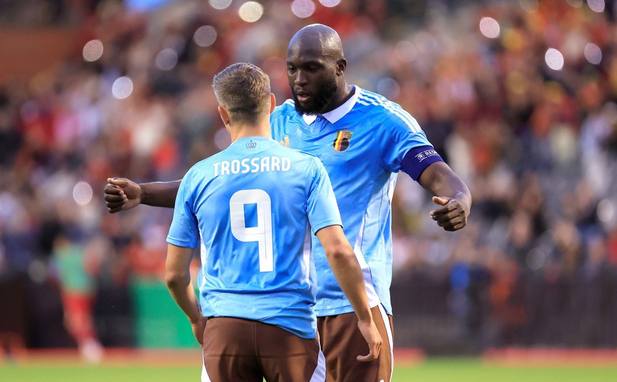 Lukaku y Trossard, los goleadores de Lukaku ante Luxemburgo. (AP)