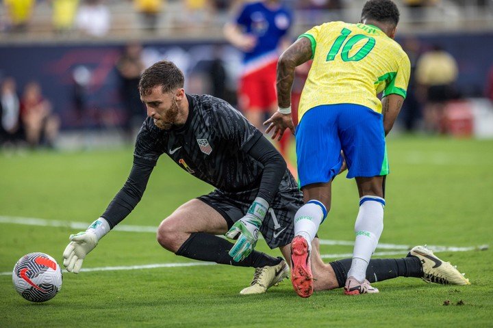Orlando (United States), 13/06/2024.- Brazil soccer team Forward Rodrygo (R) in action against US goalkeeper Matt Turner during the Allstate Continental Clasico match between USA and Brazil in Orlando, Florida, USA, 12 June, 2024. (Brasil) EFE/EPA/CRISTOBAL HERRERA-ULASHKEVICH