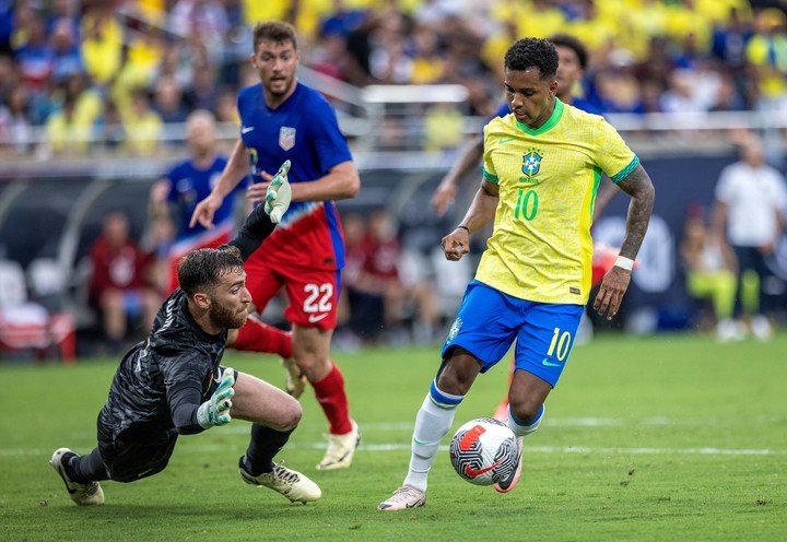 Orlando (United States), 13/06/2024.- Brazil soccer team Forward Rodrygo (R) in action against US goalkeeper Matt Turner during the Allstate Continental Clasico match between USA and Brazil in Orlando, Florida, USA, 12 June, 2024. (Brasil) EFE/EPA/CRISTOBAL HERRERA-ULASHKEVICH