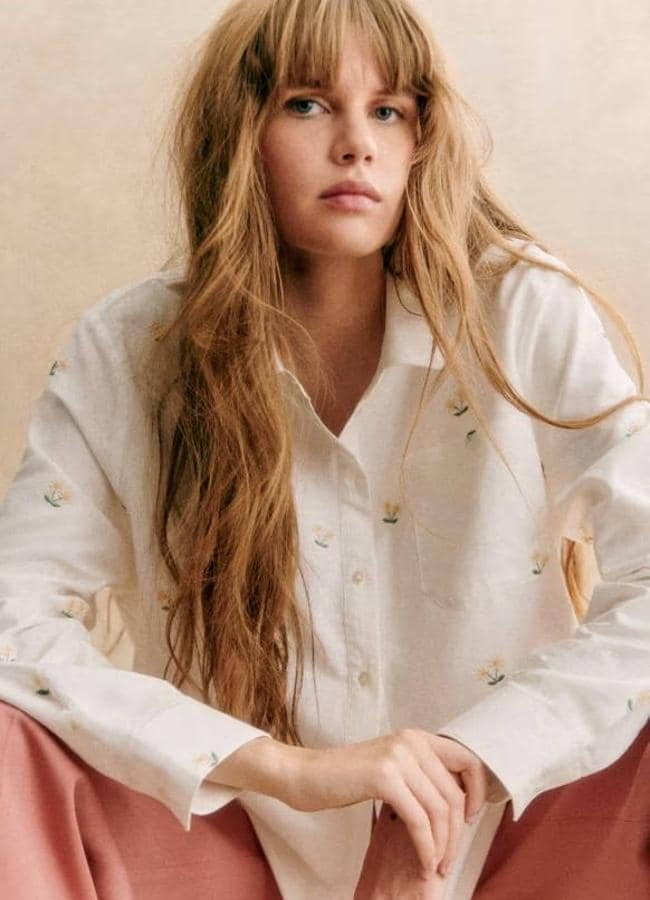 Camisa blanca básica con estampado de margaritas