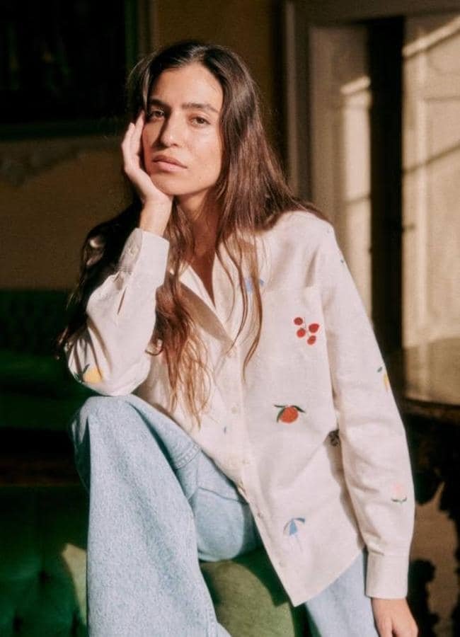 Camisa blanca oversize con estampado de frutas