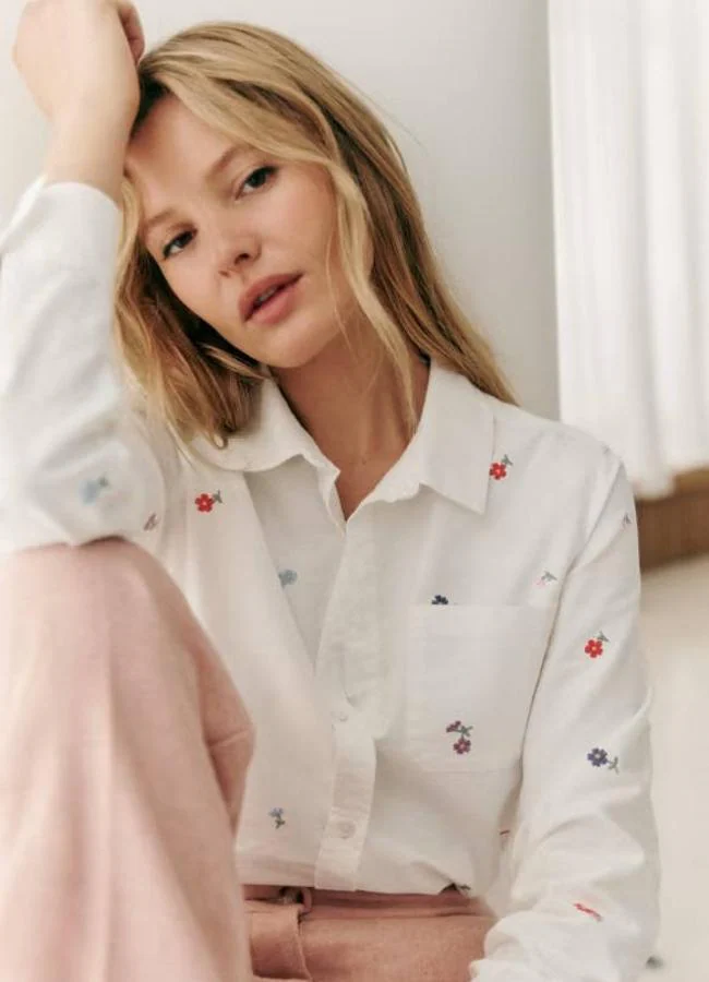 Camisa blanca clásica con mini estampado de flores