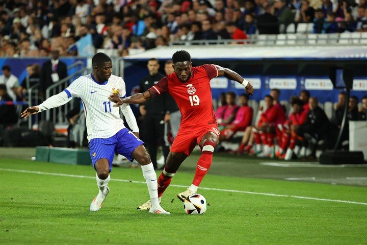 Ousmane Dembelé y Alphonso Davies disputan un balón en el partido amistoso entre Francia y Canadá. (Twitter/@CANMNT_official)