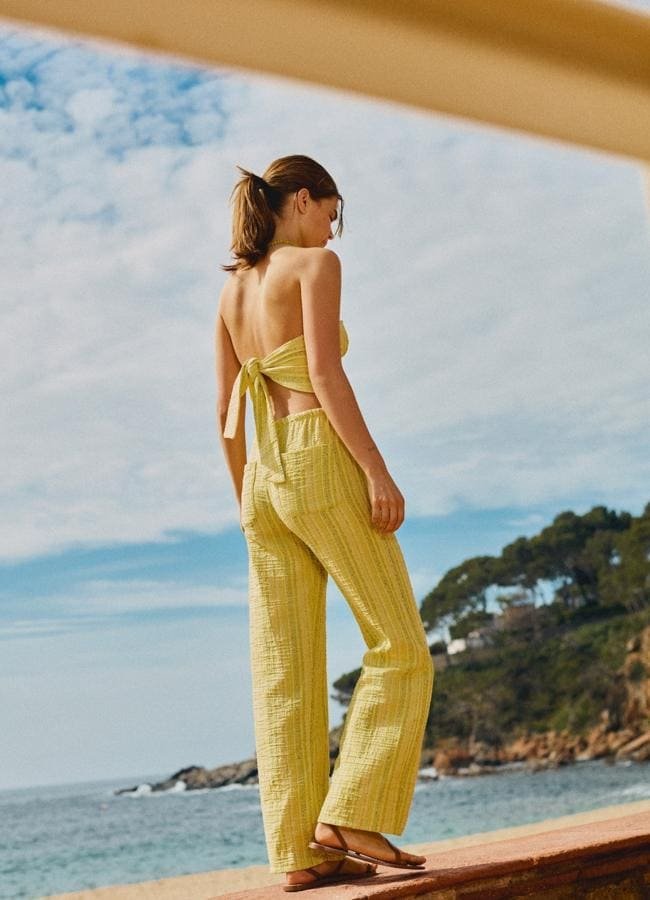 Conjunto amarillo de Pull&Bear: pantalón 22,99 euros y top 15,99 euros.