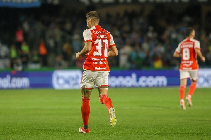 Alario durante el clásico.